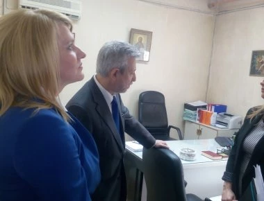 Δεν στέκονται: Σφοδρές αποδοκιμασίες σε Σ.Κοντονή και Θ.Τζάκρη στα Γιαννιτσά (βίντεο)